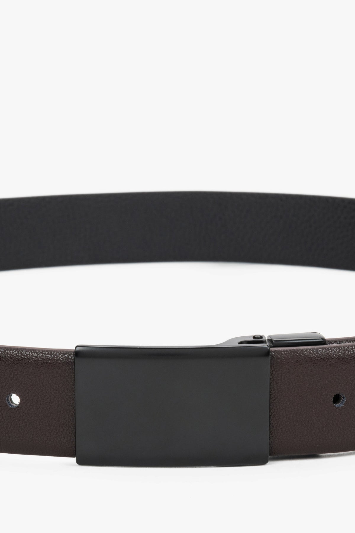 Detailaufnahme der schwarzen, minimalistischen Schnalle des dunkelbraunen Herrengürtels
