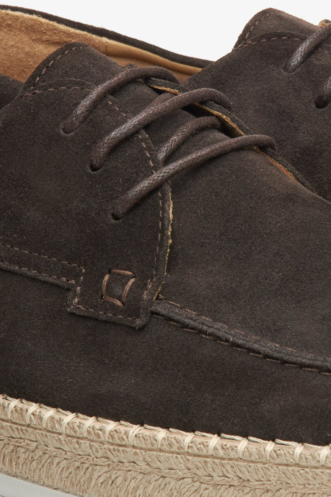 Estro Herren-Mokassins aus dunkelbraunem Velours – Detailaufnahme.