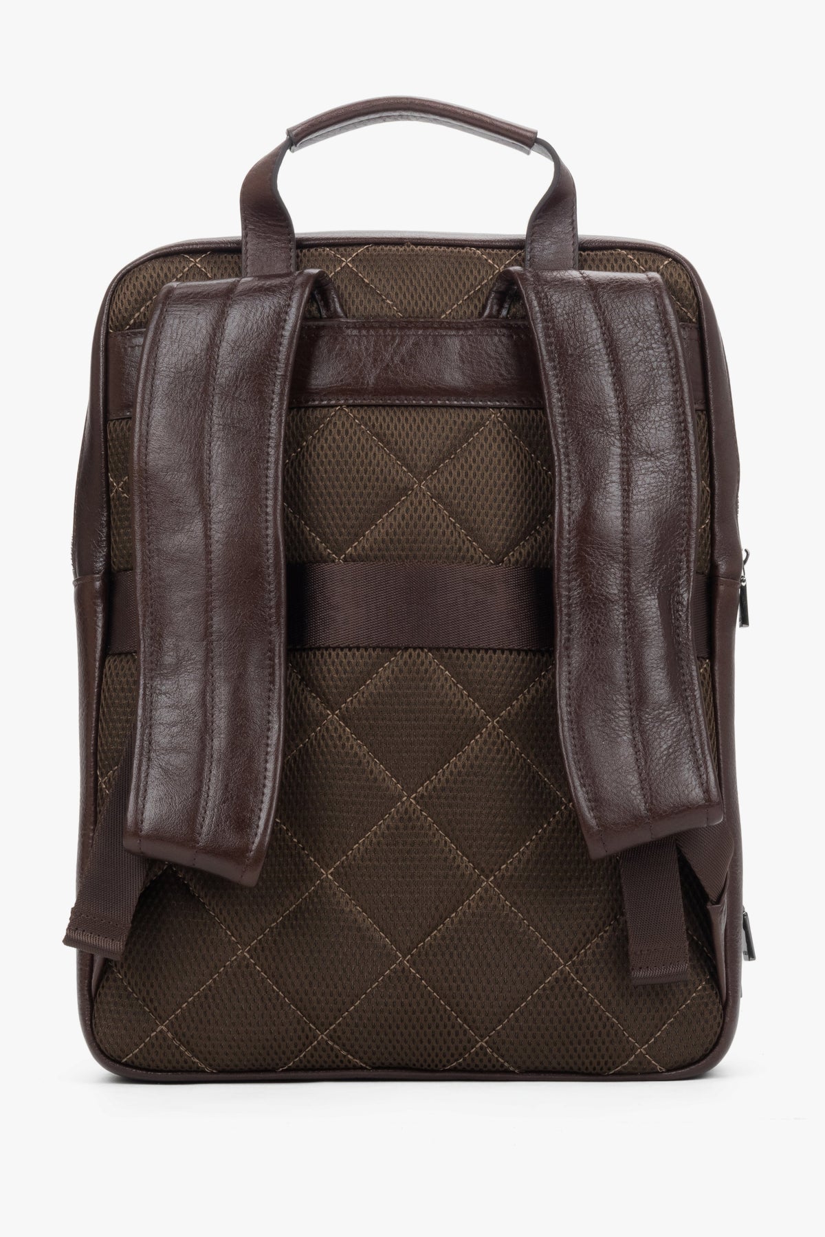 Rückansicht des formstabilen dunkelbraunen Business-Rucksacks mit gesteppter Rückenpartie und verstellbaren Gurten