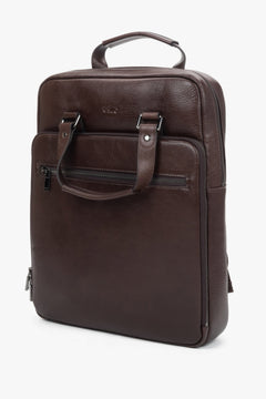 Schräge Seitenansicht des minimalistischen dunkelbraunen Herren-Lederrucksacks in schlanker A4-Silhouette