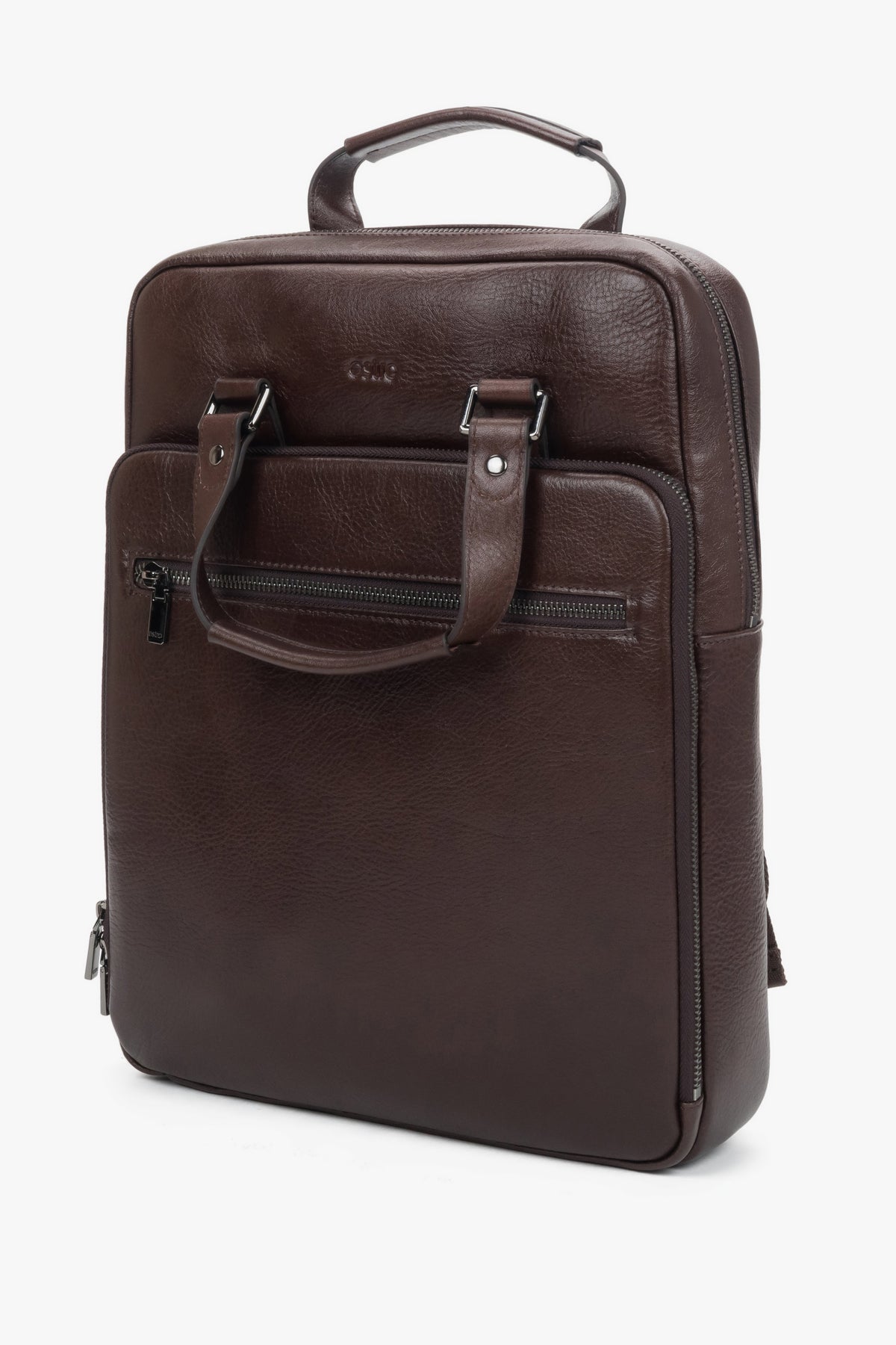 Schräge Seitenansicht des minimalistischen dunkelbraunen Herren-Lederrucksacks in schlanker A4-Silhouette