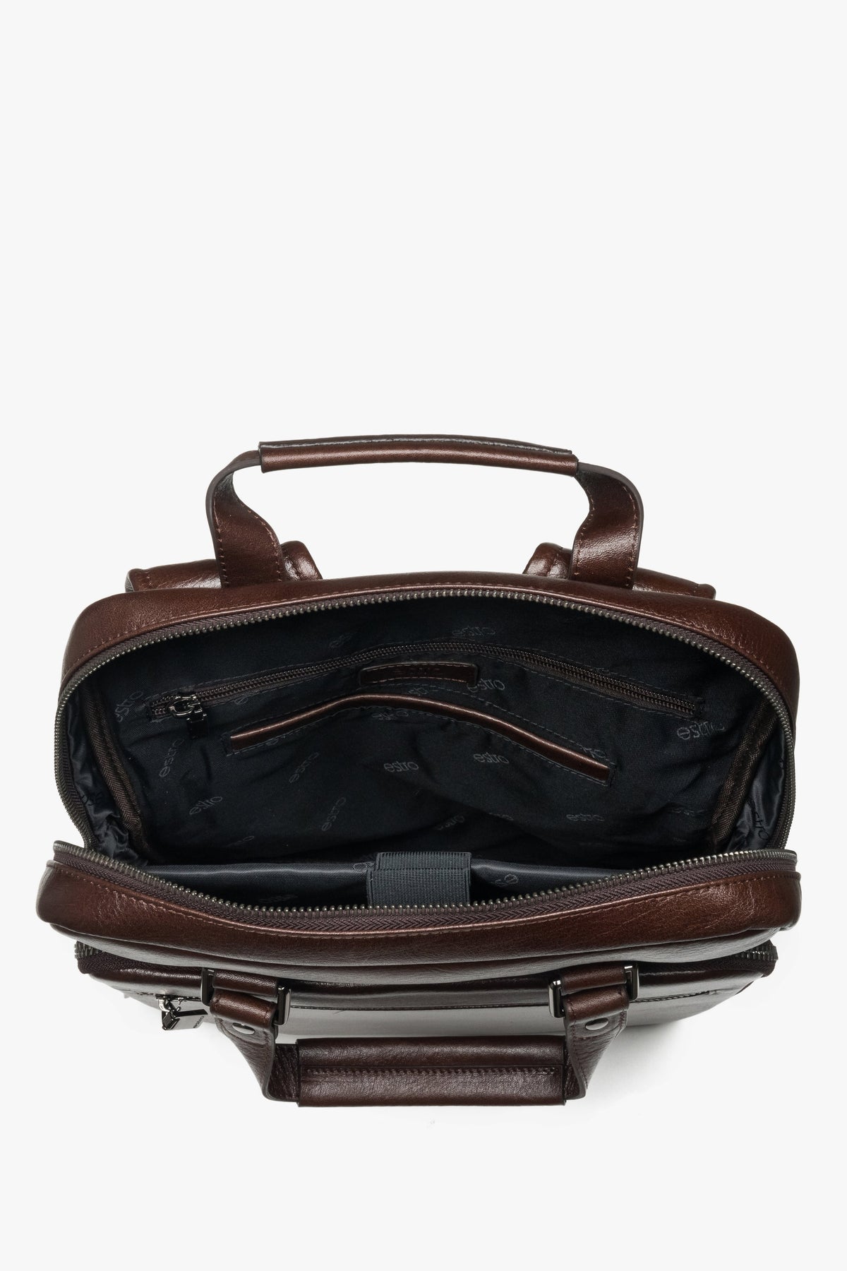 Blick von oben in die geöffneten Fächer des dunkelbraunen Lederrucksacks mit textiler Auskleidung