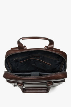 Blick von oben in die geöffneten Fächer des dunkelbraunen Lederrucksacks mit textiler Auskleidung