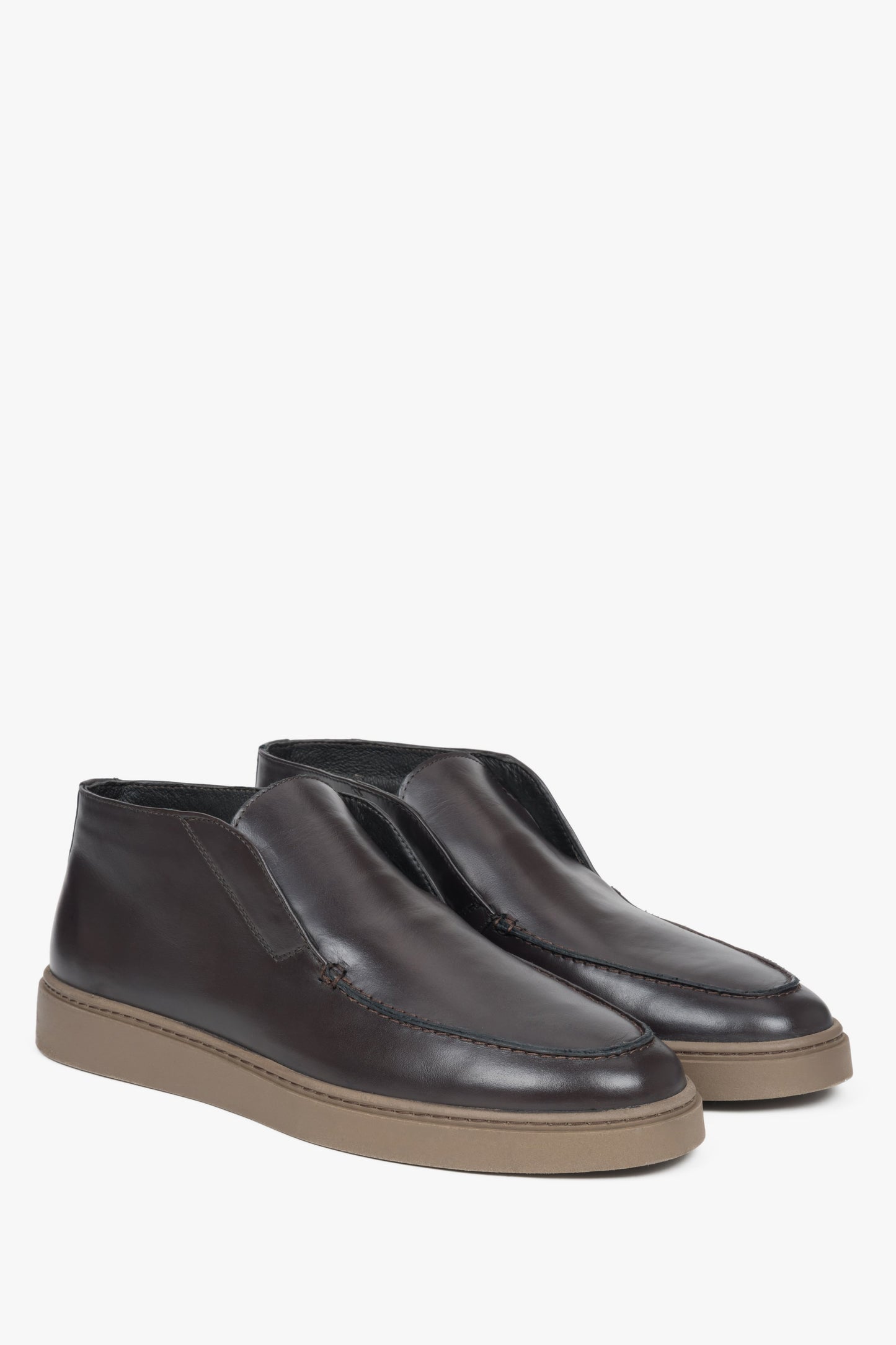 Dunkelbraune hohe Herren-Loafer, gefertigt aus hochwertigem Premium-Echtleder aus Italien.