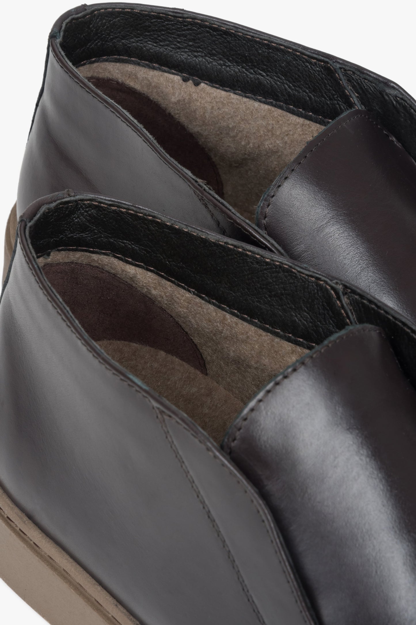Dunkelbraune hohe Loafer aus italienischem Leder von Estro – Nahaufnahme der Details.