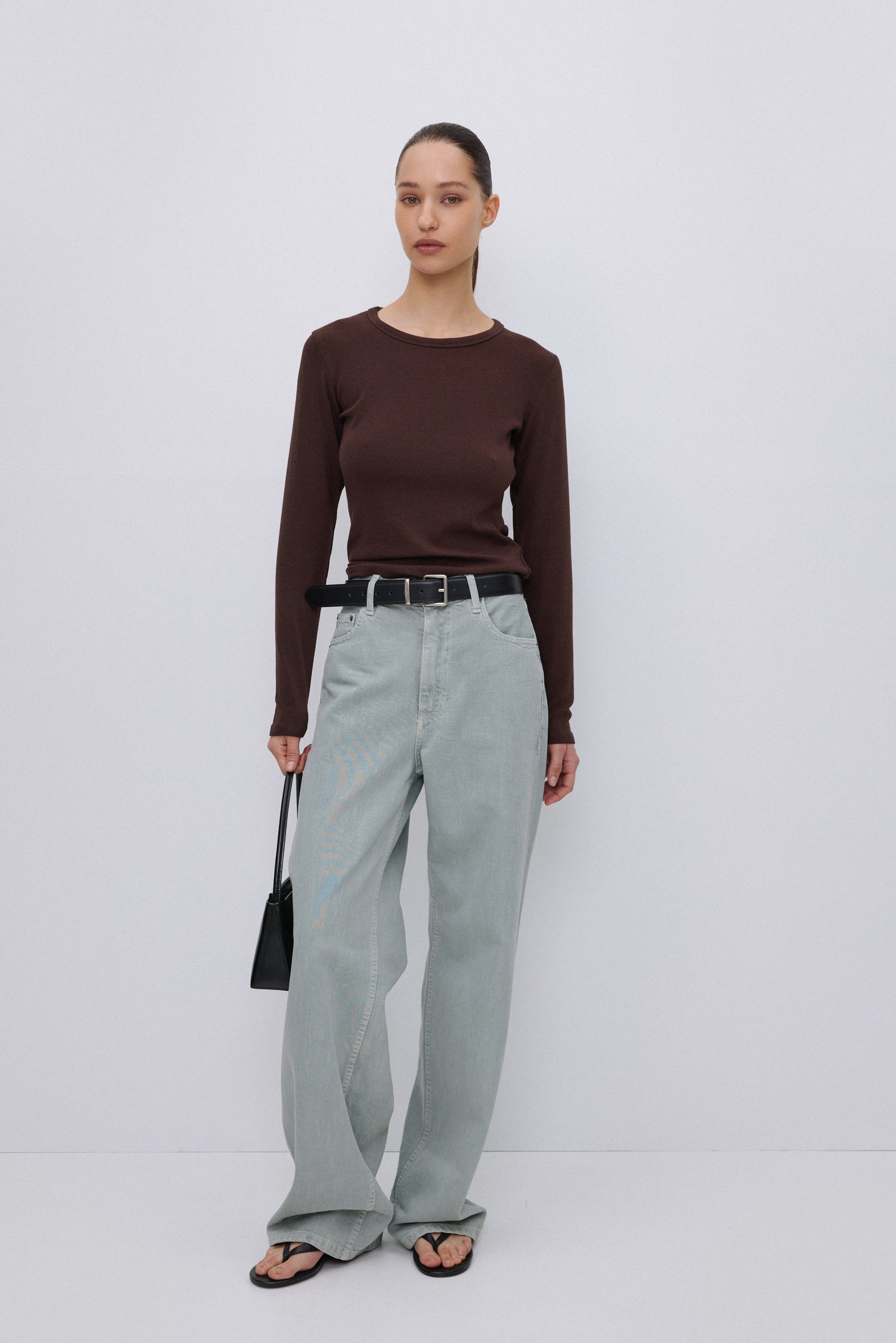 Frontalansicht des dunkelbraunen Basic-Longsleeves für Damen im körpernahen Slim Fit.