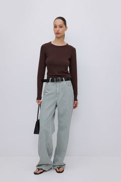 Frontalansicht des dunkelbraunen Basic-Longsleeves für Damen im körpernahen Slim Fit.