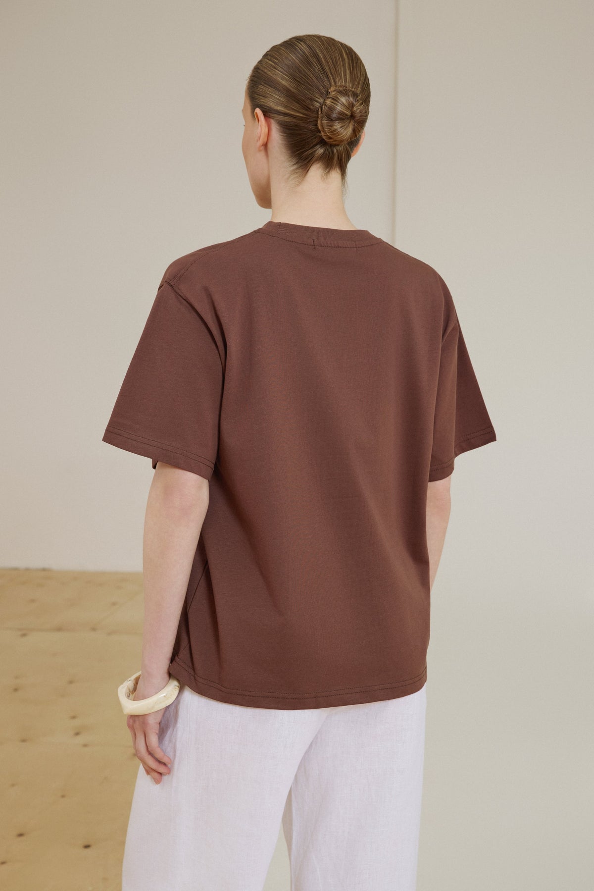 Rückansicht des dunkelbraunen T-Shirts aus reiner Baumwolle