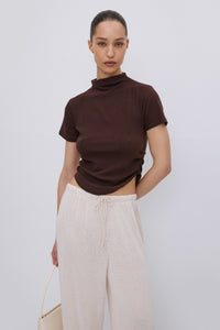 Frontalansicht des dunkelbraunen Damen T-Shirts mit Stehkragen und modischer Taillenraffung.