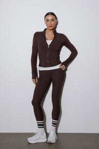 Frontansicht des dunkelbraunen Damen-Trainingsanzug-Sets im Slim Fit.