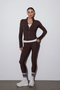 Frontansicht des dunkelbraunen Damen-Trainingsanzug-Sets im Slim Fit.