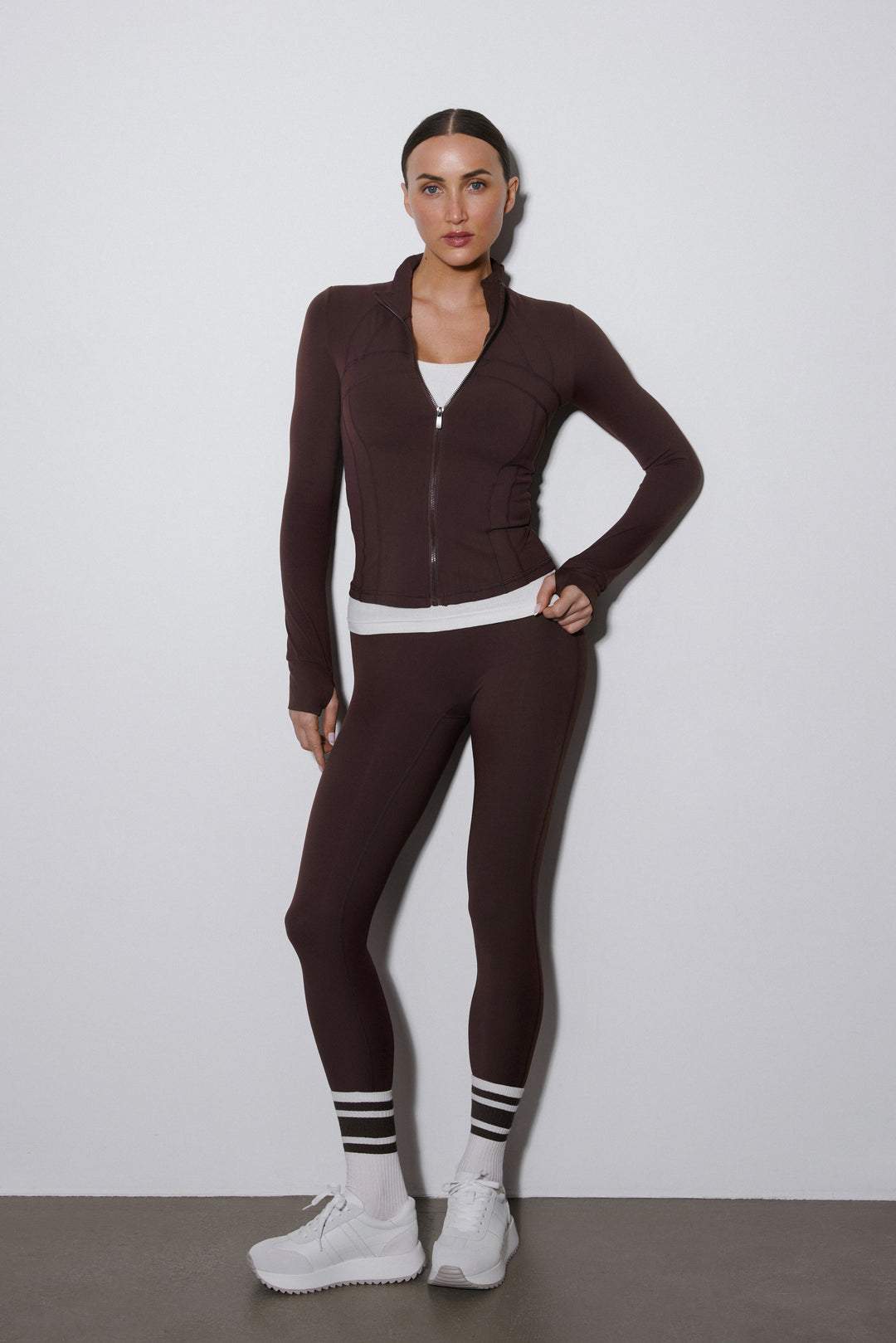 Frontansicht des dunkelbraunen Damen-Trainingsanzug-Sets im Slim Fit.