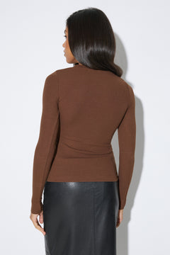 Studio-Aufnahme Rückseite: Rückenansicht der Frau im dunkelbraunen gerippten Damen-Longsleeve im passgenauen Slim Fit
