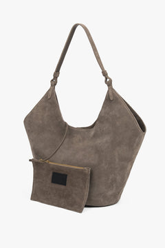 Die dunkelgraue Schultertasche samt dazugehöriger kleiner Velours-Pochette 