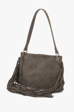 Dunkelgraue Boho-Schultertasche aus Natur-Veloursleder schräg von vorne