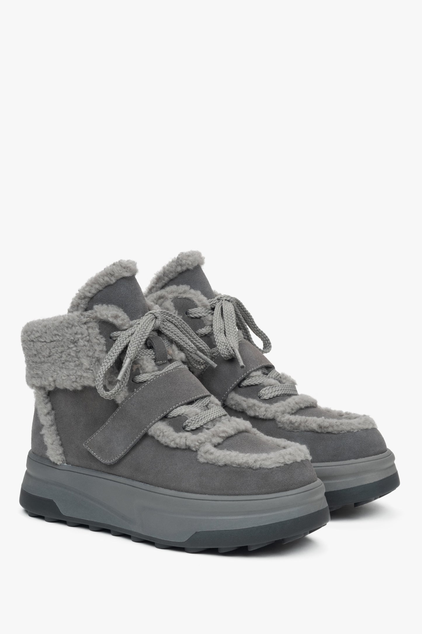 Damen-Winterstiefeletten aus dunkelgrauem Veloursleder mit Wollfutter von Estro.
