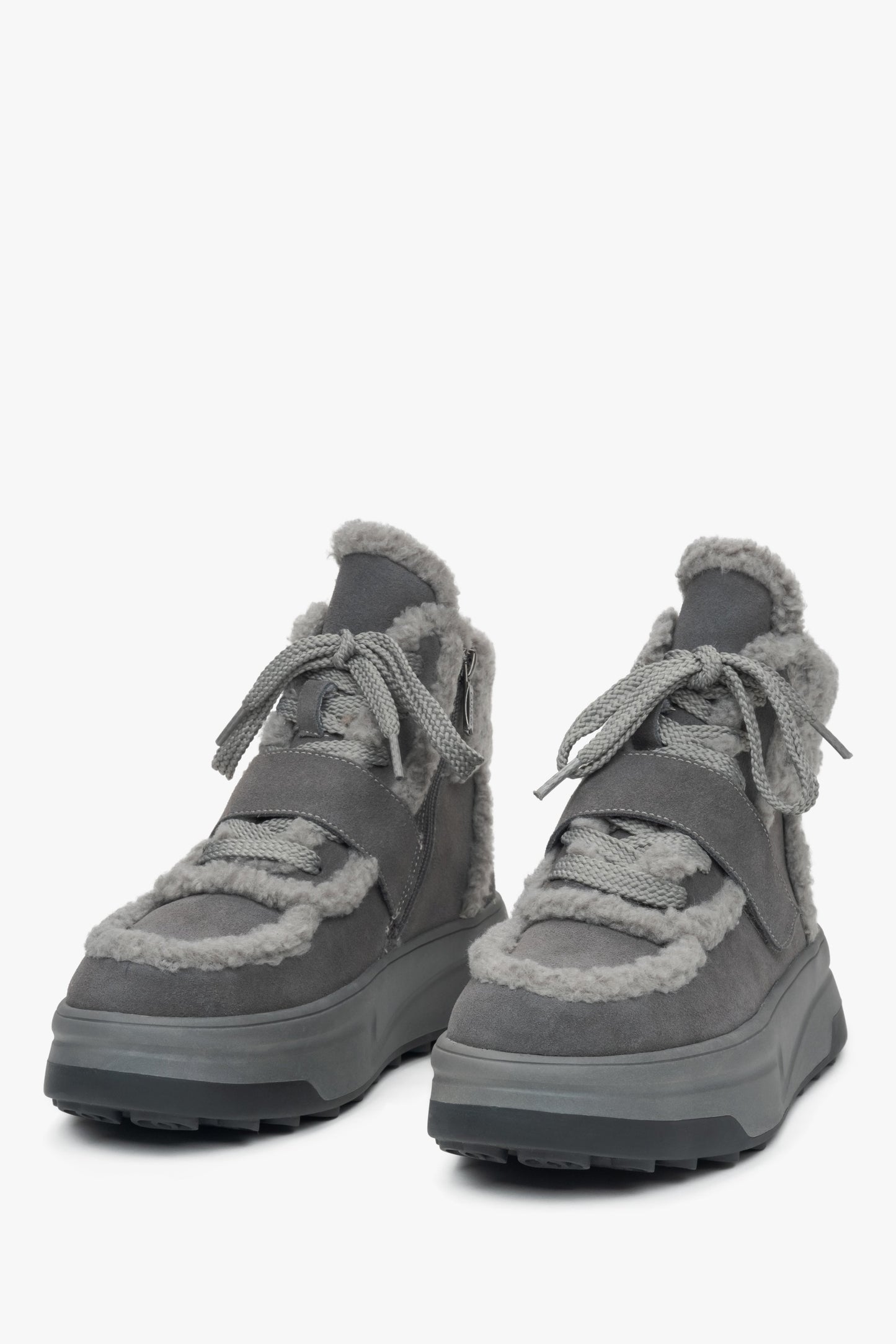 Damen-Winterstiefeletten in Dunkelgrau mit Veloursobermaterial und Wollfutter von Estro – Schuhspitze.