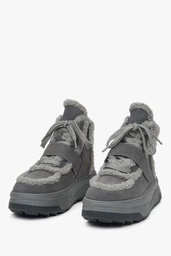 Damen-Winterstiefeletten in Dunkelgrau mit Veloursobermaterial und Wollfutter von Estro – Schuhspitze.