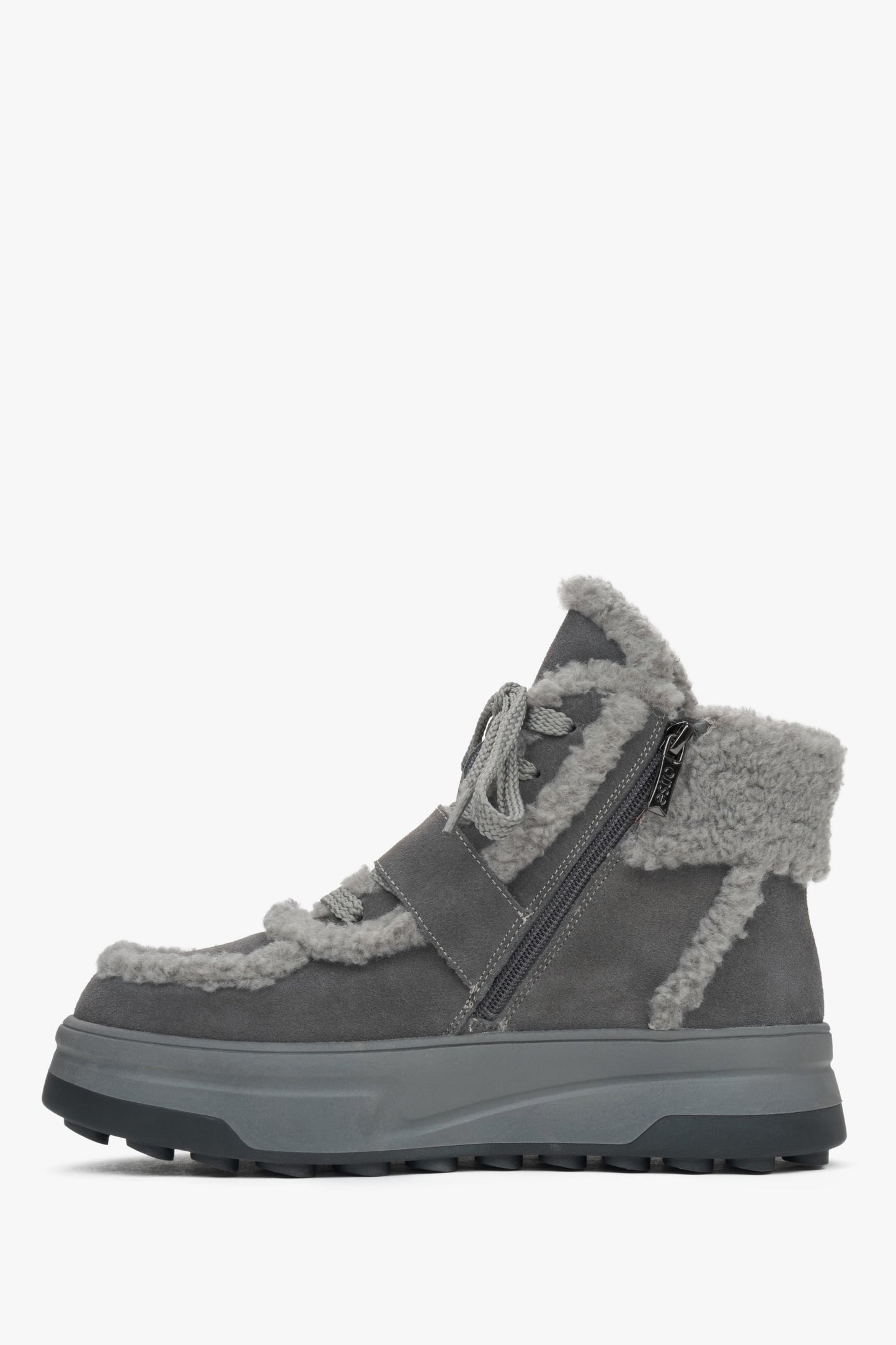 Damen-Veloursstiefeletten in Dunkelgrau mit Wollfutter – Winterkollektion von Estro – Seitenlinie des Schuhs.
