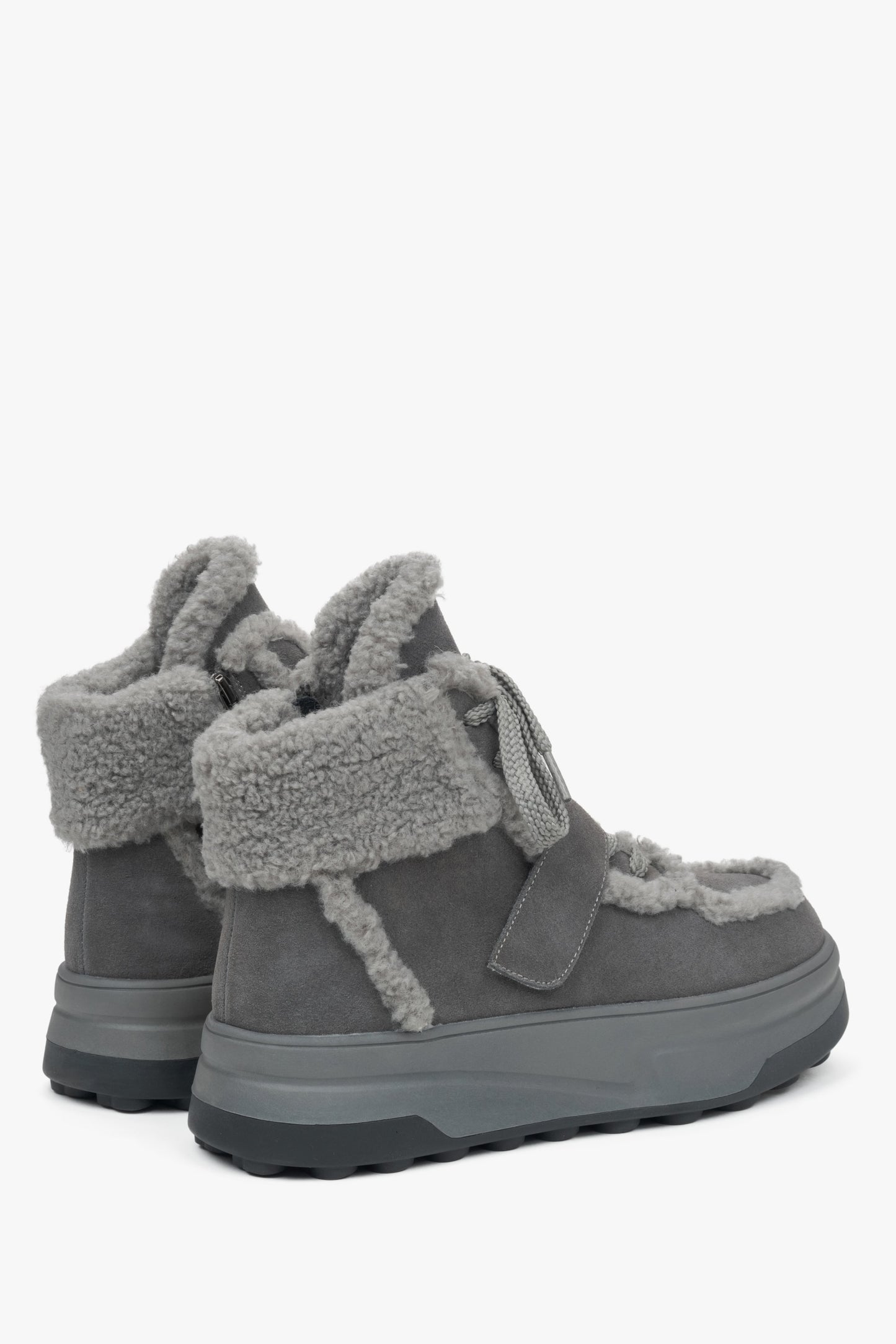 Damen-Winterstiefeletten in Dunkelgrau aus Velours mit warmem Wollfutter von Estro – Absatzlinie des Schuhs.