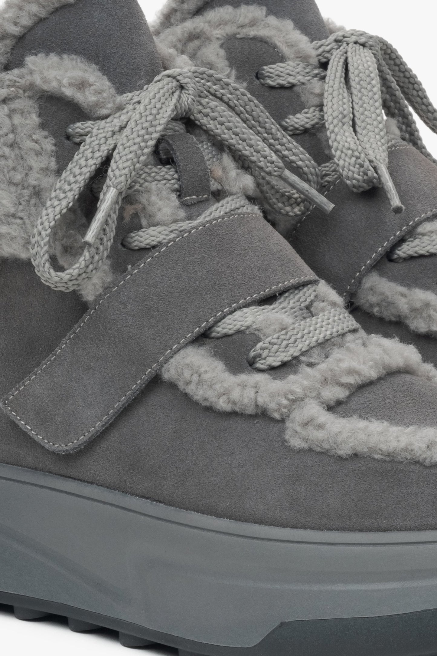 Damen-Veloursstiefeletten in Dunkelgrau für den Winter von Estro mit kuscheligem Wollfutter – Details.