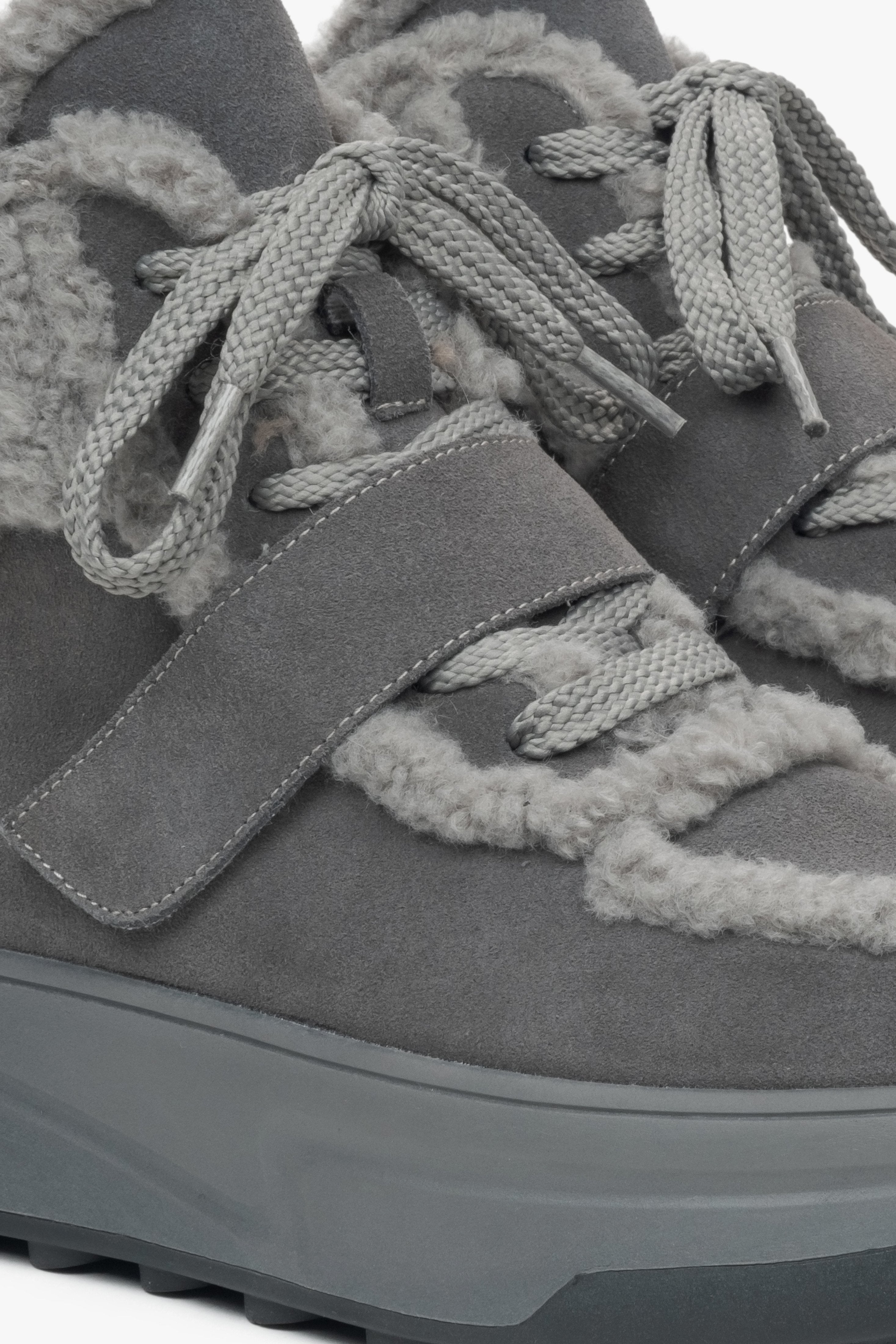 Damen-Veloursstiefeletten in Dunkelgrau für den Winter von Estro mit kuscheligem Wollfutter – Details.