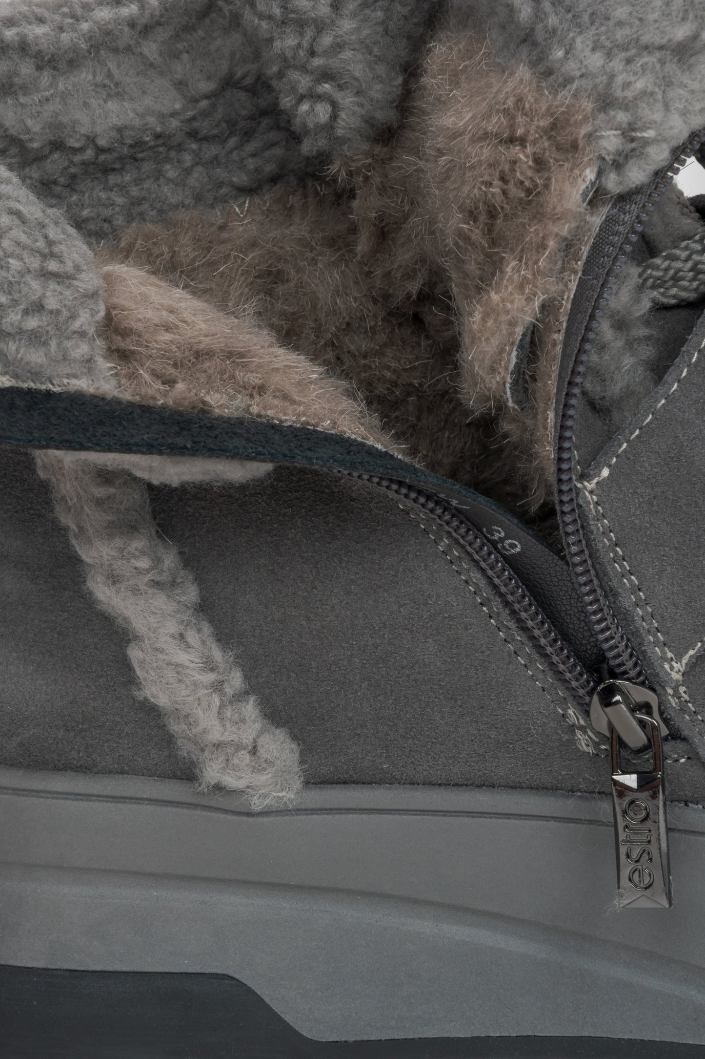 Damen-Winterstiefeletten in Dunkelgrau aus Velours mit weichem Wollfutter von Estro – Nahaufnahme der warmen Polsterung.