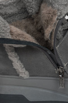 Damen-Winterstiefeletten in Dunkelgrau aus Velours mit weichem Wollfutter von Estro – Nahaufnahme der warmen Polsterung.