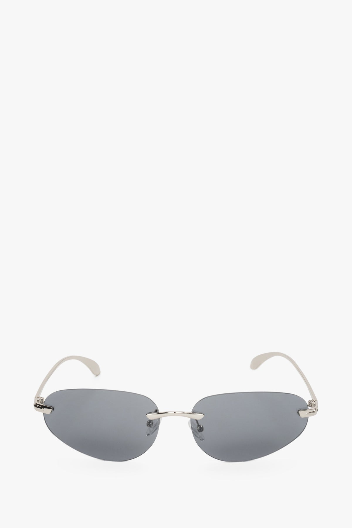 Frontansicht der dunkelgrauen Acryllinsen der rahmenlosen Sonnenbrille.