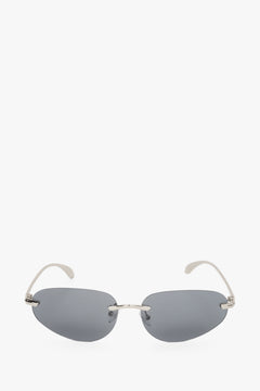 Frontansicht der dunkelgrauen Acryllinsen der rahmenlosen Sonnenbrille.