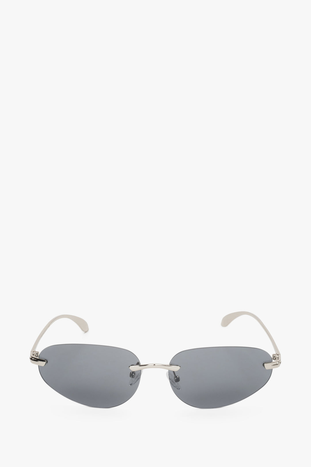 Frontansicht der dunkelgrauen Acryllinsen der rahmenlosen Sonnenbrille.