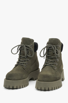 Damen-Stiefeletten aus dunkelgrünem Velours – Vorderansicht des Modells.