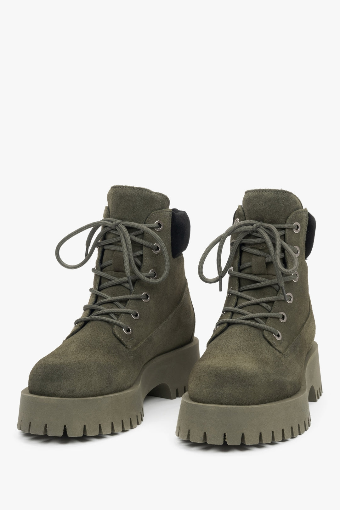 Damen-Stiefeletten aus dunkelgrünem Velours – Vorderansicht des Modells.