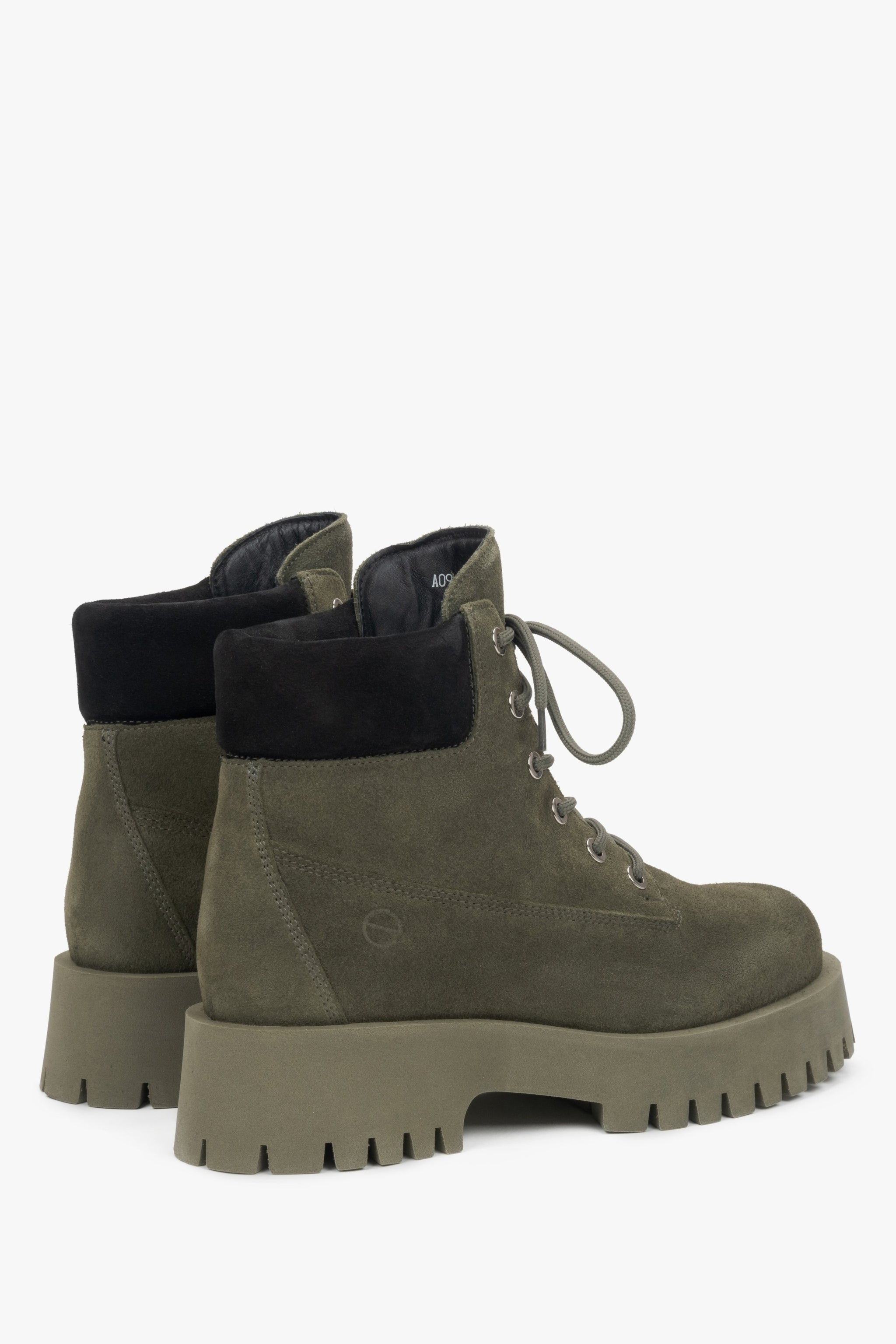 Damen-Stiefeletten aus dunkelgrünem Velours von Estro – Nahaufnahme des Absatzes und der Seitenlinie der Schuhe.