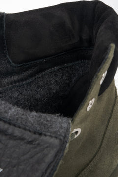 Damen-Schnürstiefeletten aus dunkelgrünem Velours von Estro – Nahaufnahme des Innenraums des Modells.