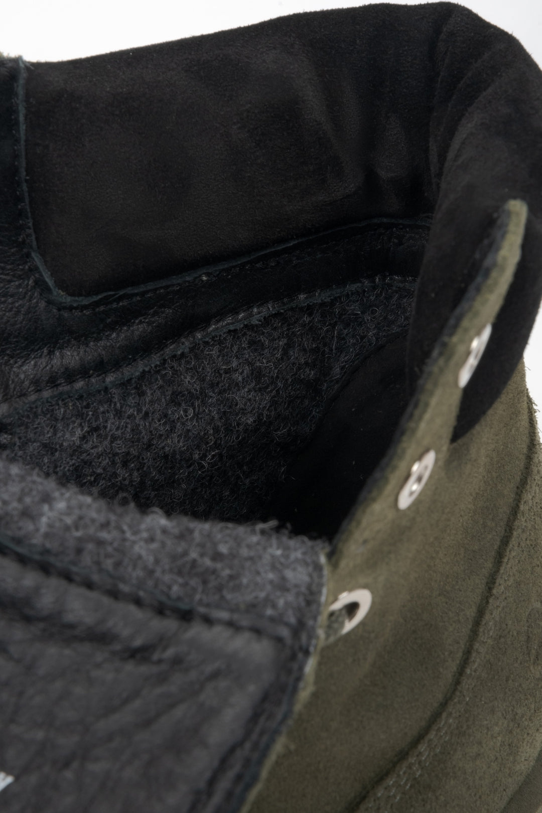 Damen-Schnürstiefeletten aus dunkelgrünem Velours von Estro – Nahaufnahme des Innenraums des Modells.