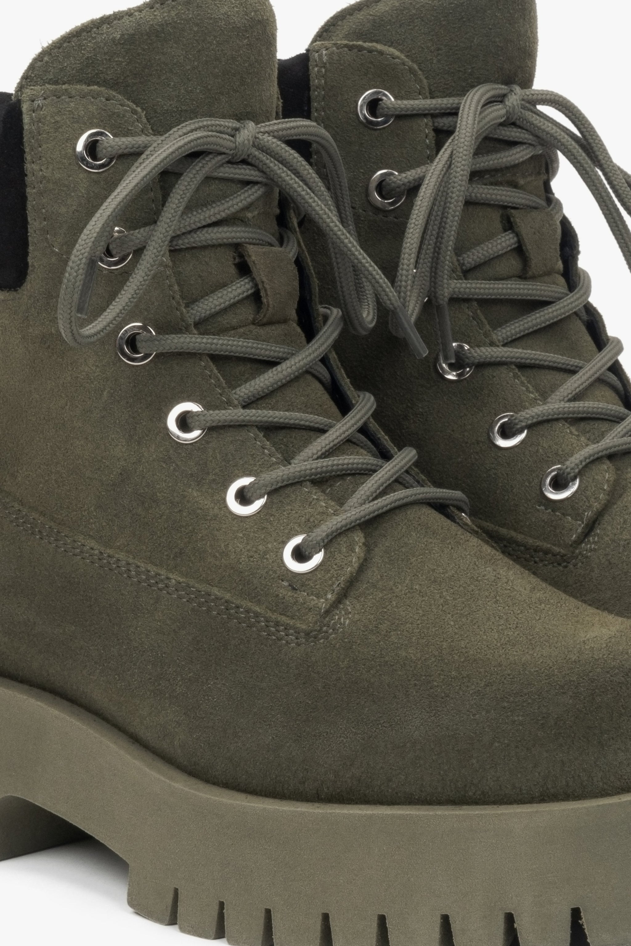 Damen-Schnürstiefeletten aus dunkelgrünem Velours von Estro – Nahaufnahme der Details.