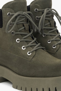 Damen-Schnürstiefeletten aus dunkelgrünem Velours von Estro – Nahaufnahme der Details.