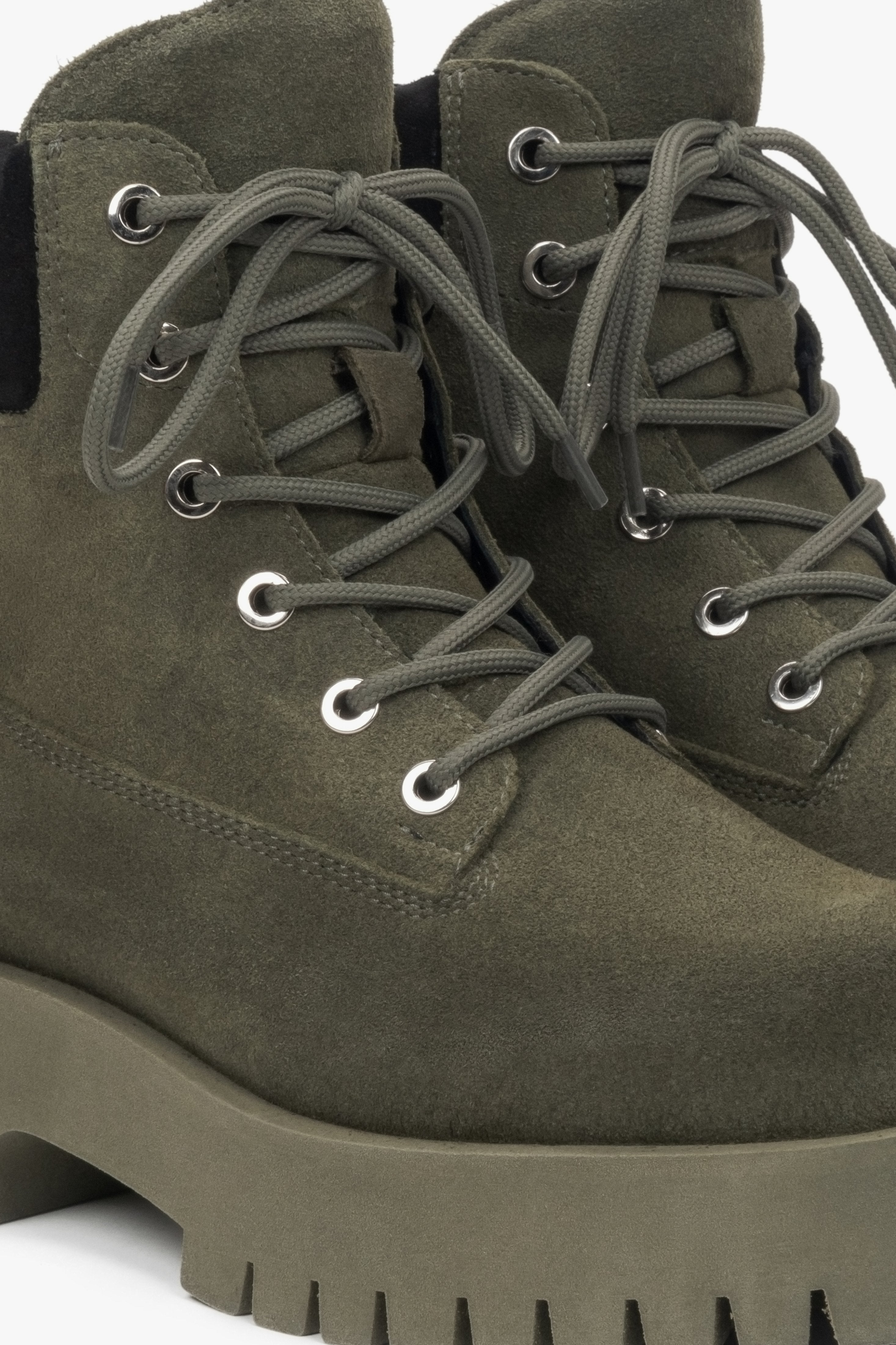 Damen-Schnürstiefeletten aus dunkelgrünem Velours von Estro – Nahaufnahme der Details.