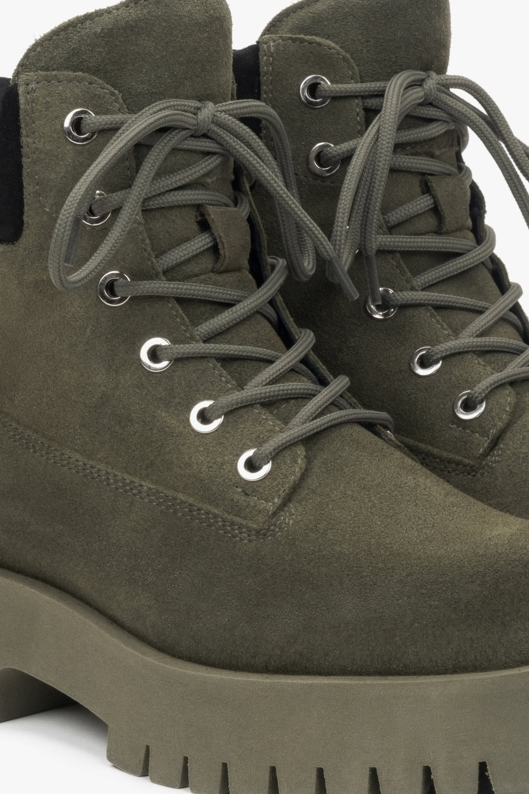 Damen-Schnürstiefeletten aus dunkelgrünem Velours von Estro – Nahaufnahme der Details.