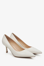 Pumps in zartem Beige mit Stilettoabsatz und edlem Glanzfinish. Estro ER00114628
