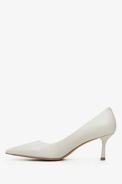 Seitliche Ansicht beiger Pumps mit leicht geschwungener Silhouette. Estro ER00114628