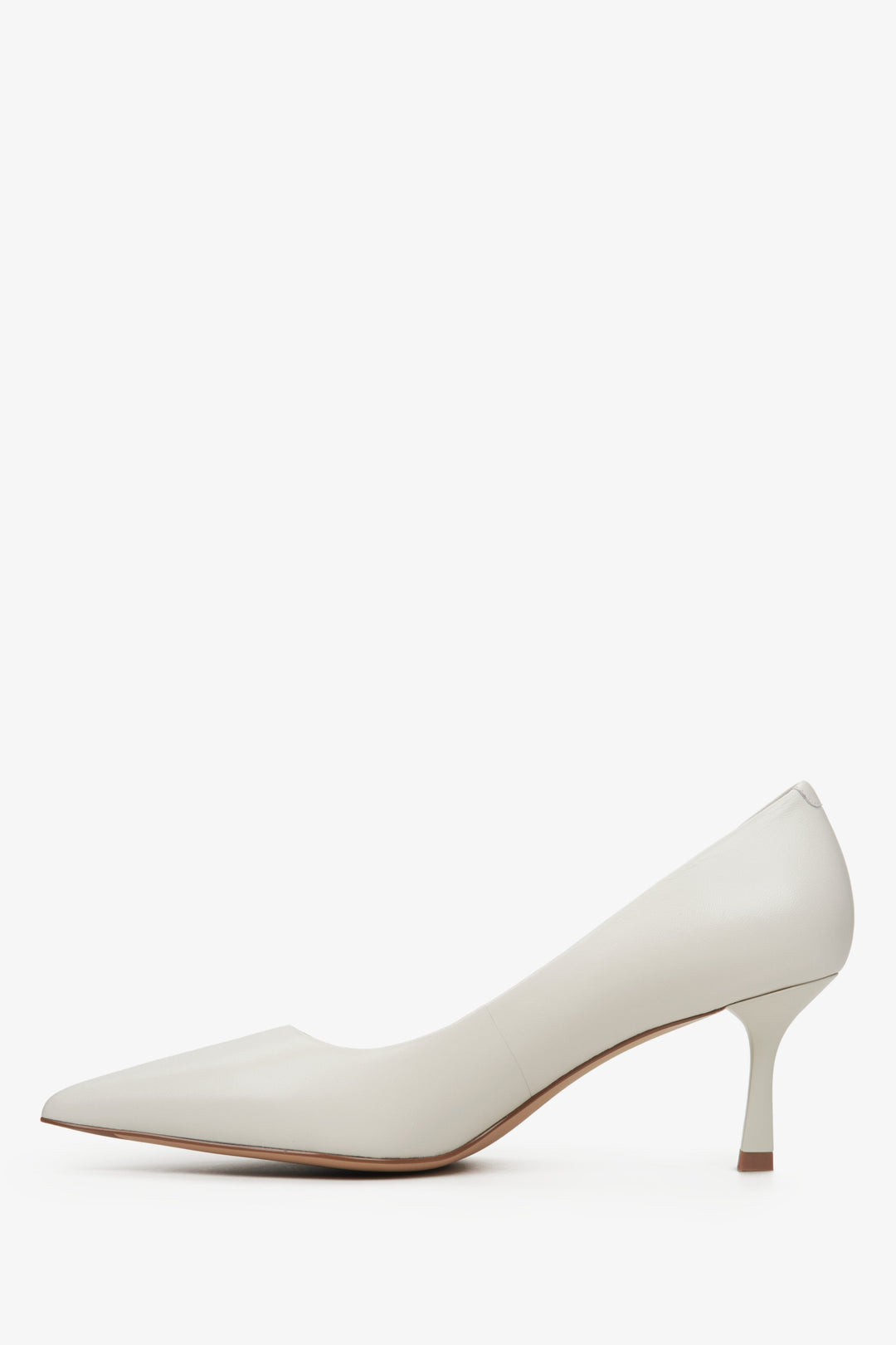 Seitliche Ansicht beiger Pumps mit leicht geschwungener Silhouette. Estro ER00114628