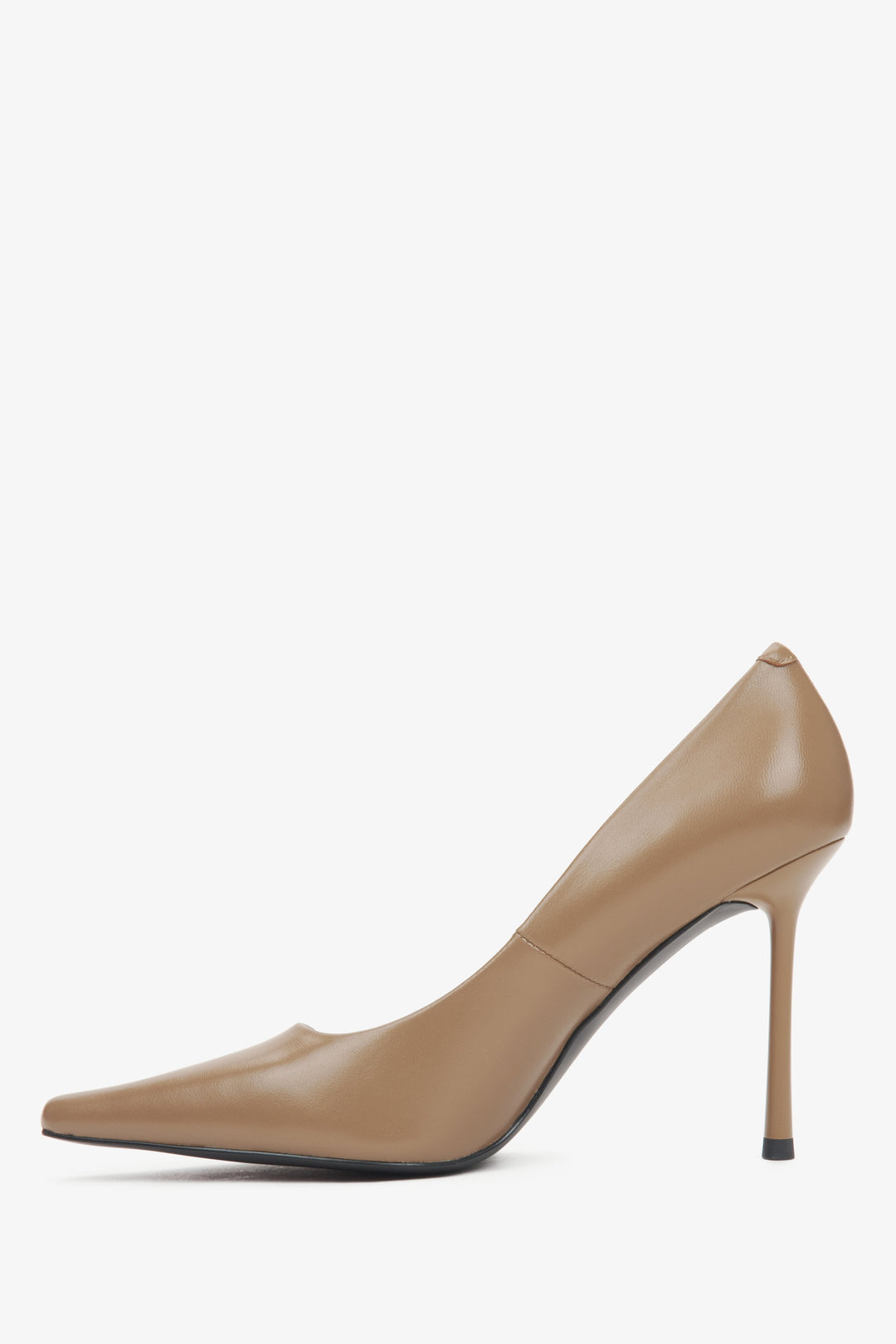 Beige Lederpumps für Damen in der Seitenansicht, die den eleganten 9,5-cm-Stiletto-Absatz zeigen.