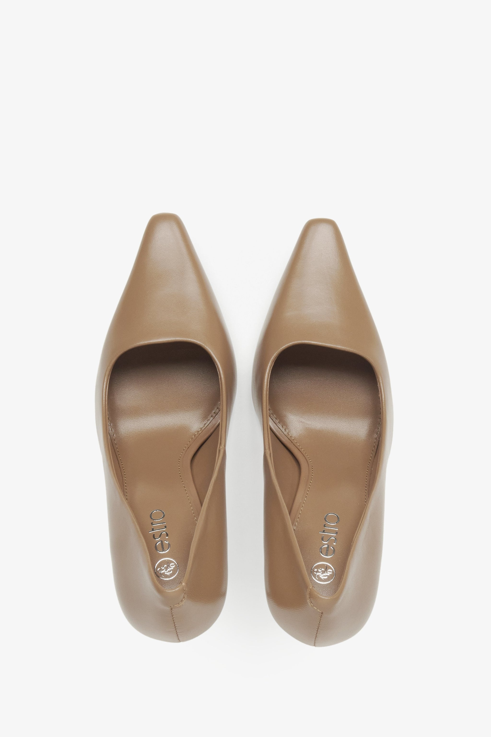 Beige Damen-Pumps aus Leder mit spitzer Form von Estro (Draufsicht).