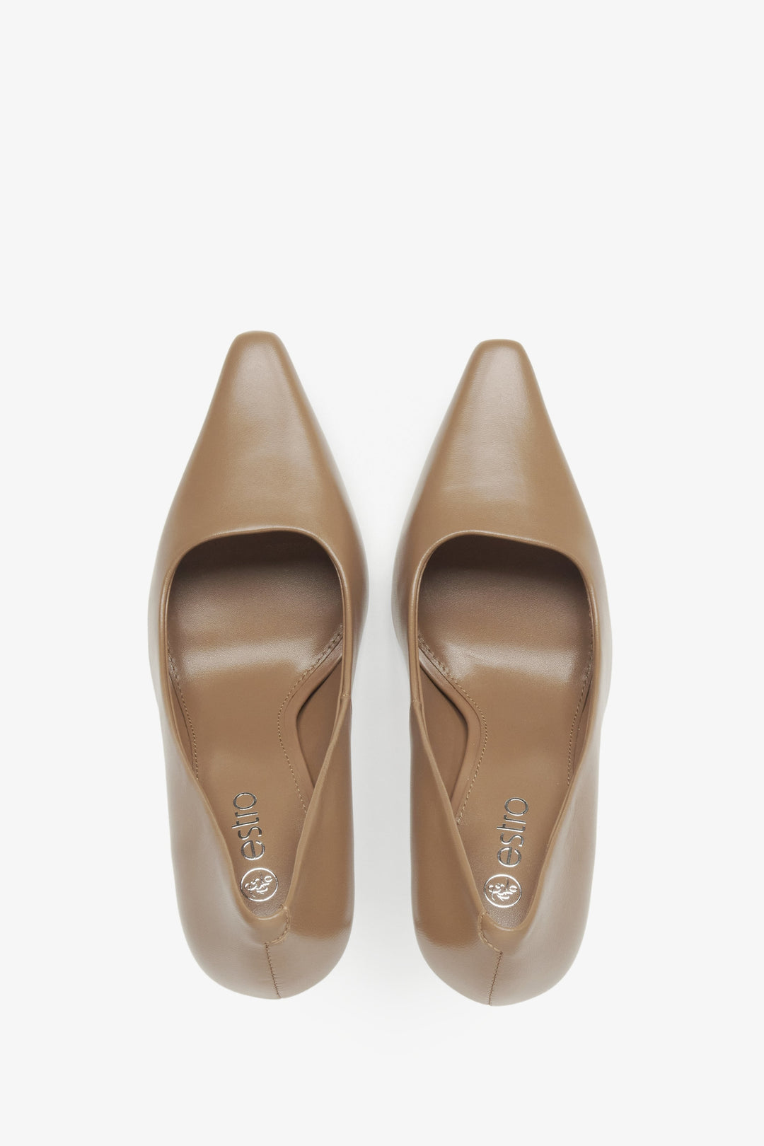 Beige Damen-Pumps aus Leder mit spitzer Form von Estro (Draufsicht).