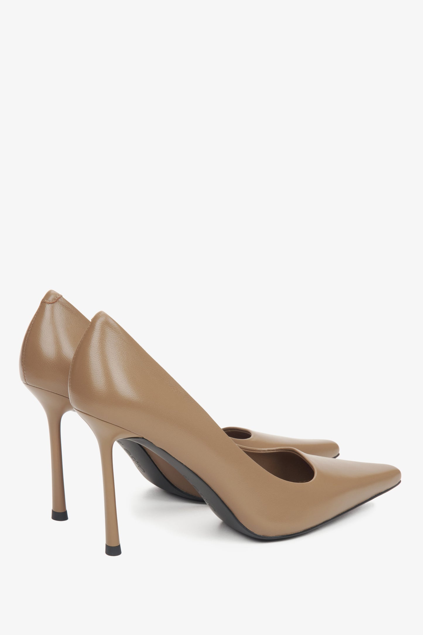 Spitze Pumps für Damen in Beige aus echtem Leder mit hohem Absatz.