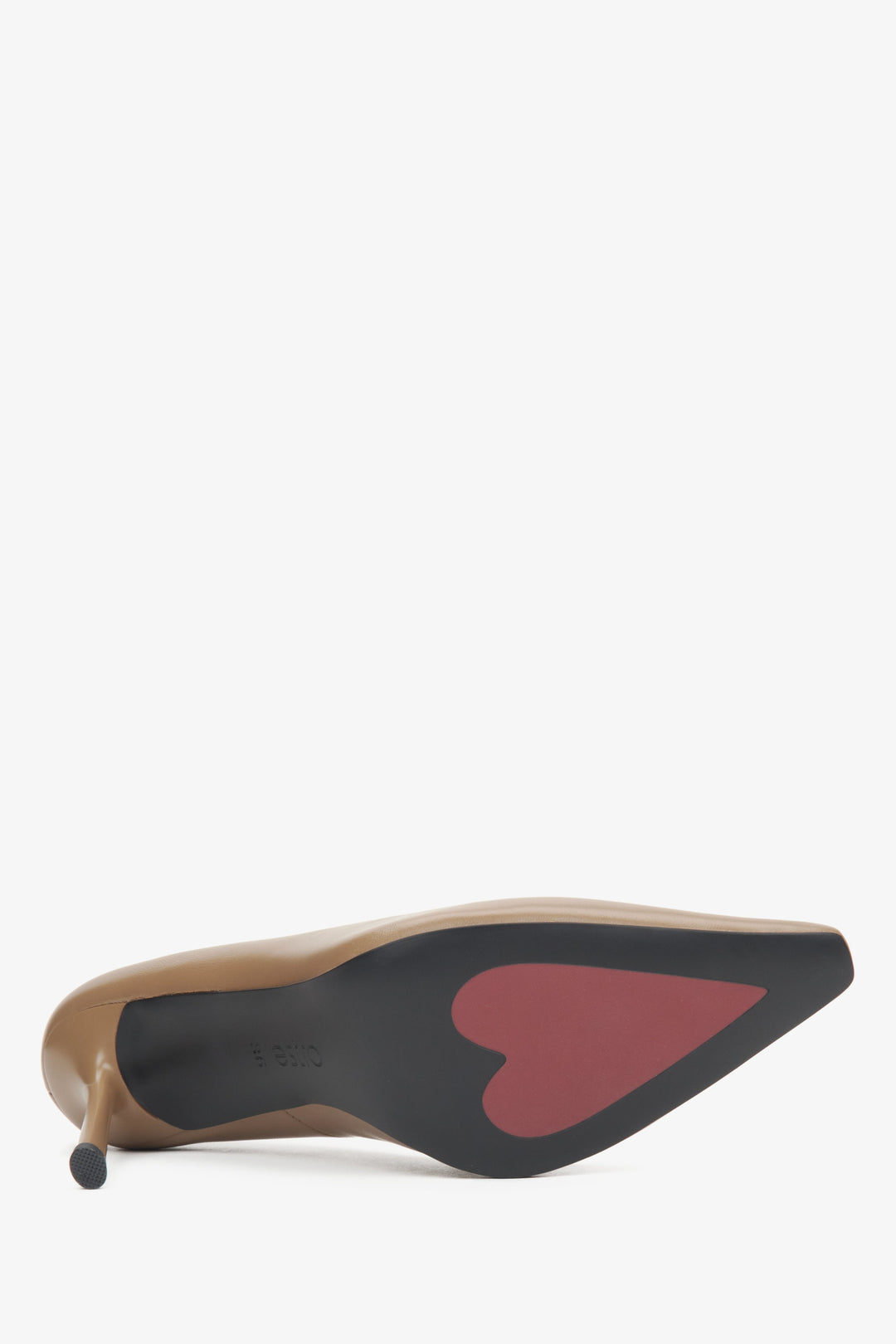 Detailansicht der Laufsohle der beigen Pumps von Estro, verziert mit einem kleinen, roten Herz.