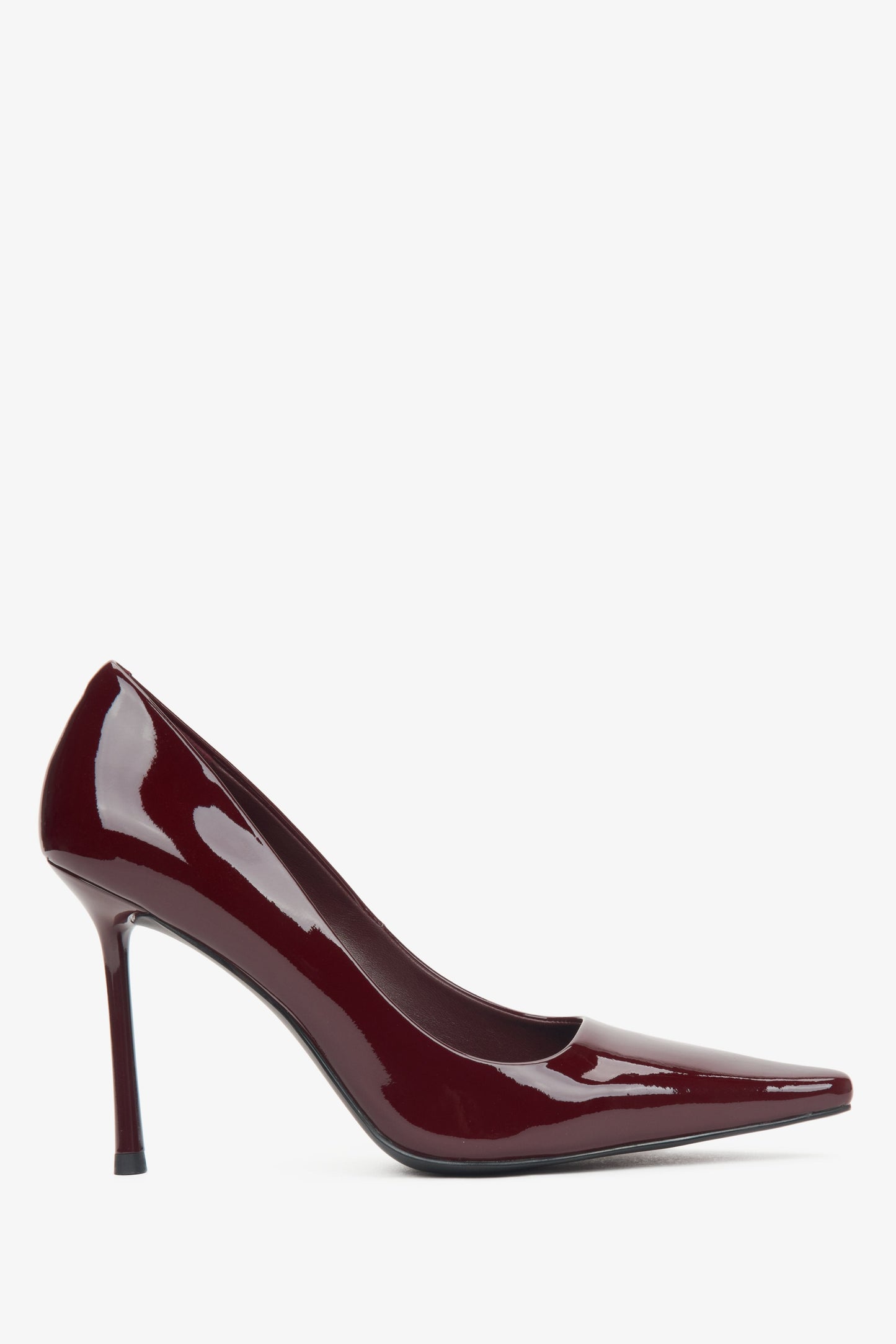 Damen-Pumps in Bordeaux von Estro aus Lackleder mit schmaler, spitzer Form.