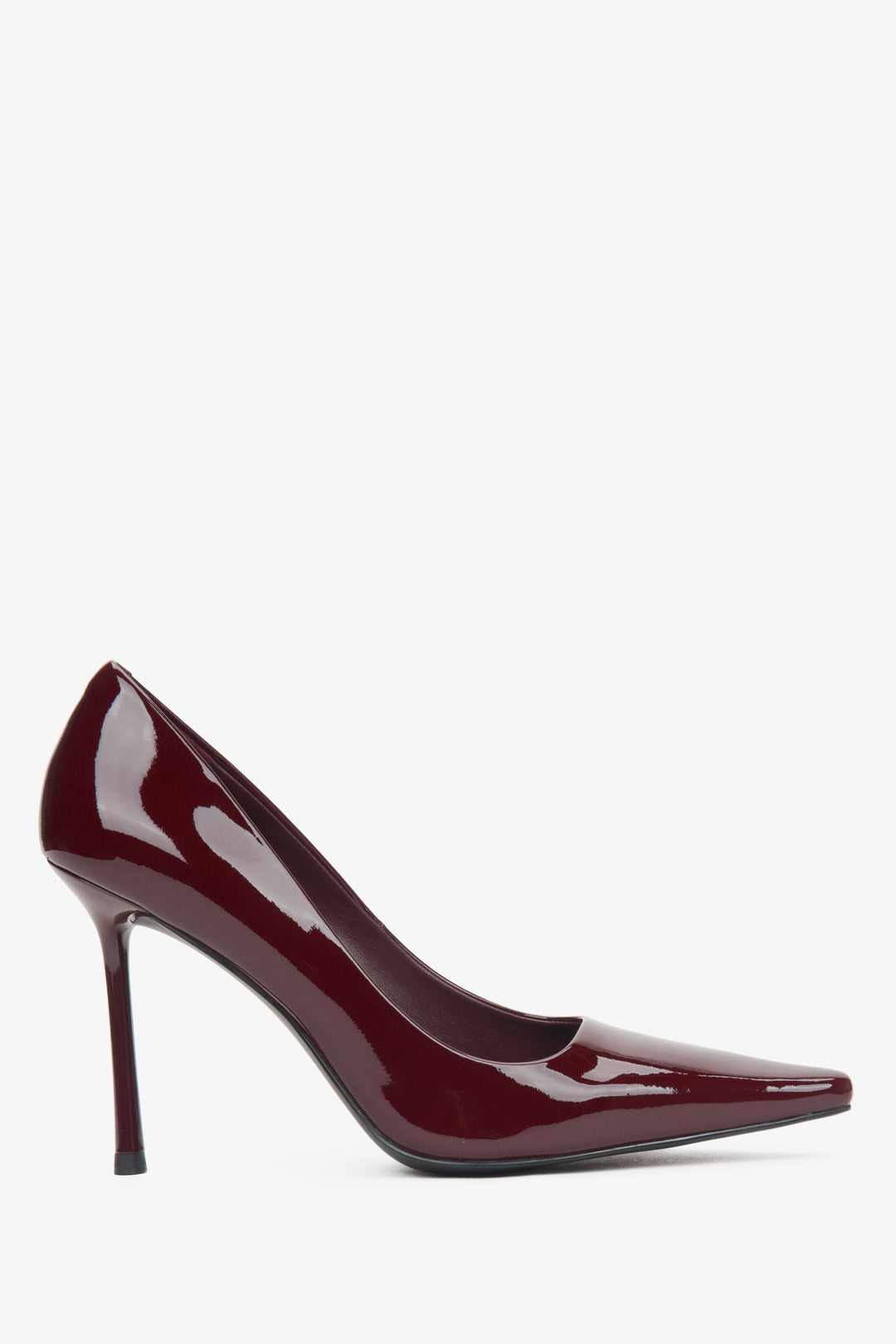Damen-Pumps in Bordeaux von Estro aus Lackleder mit schmaler, spitzer Form.